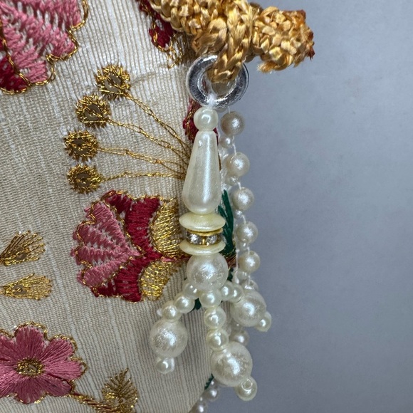 Floral Embroidered Cream Handbag - Picture 7 of 11